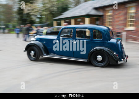 Auto d'epoca alla quinta Domenica Brunch Scramble a Bicester patrimonio, Oxfordshire, Inghilterra Foto Stock
