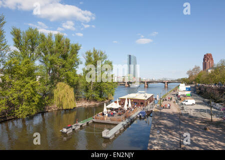 Il galleggiante cafe e ristorante presso il fiume Main in Frankfurt Main, Germania Foto Stock