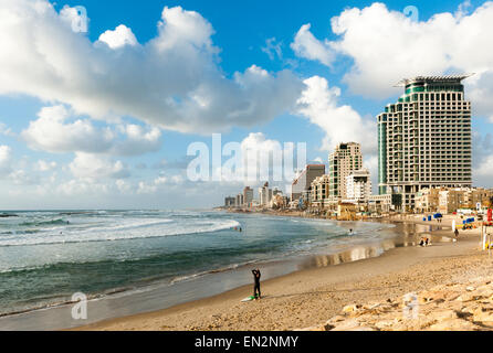 Tel Aviv skyline visto da sud - blu cielo a ora d'oro Foto Stock