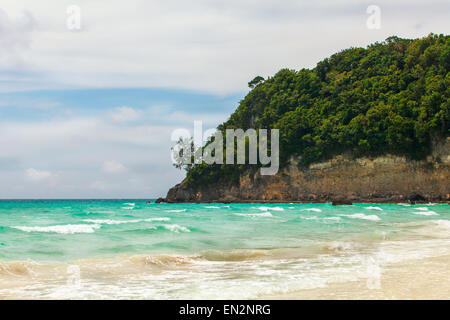 Bella vista sul mare con sullo sfondo il mare blu profondo grande bianco e la spiaggia vicino al blu mare tropicale con grandi nuvole bianche sul cielo blu Foto Stock