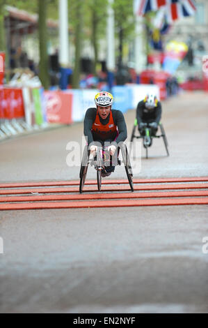 Londra, Regno Unito. 26 apr, 2015. Amanda McGrory (USA) finitura delle donne T53/54 gara al denaro Virgin London Marathon, domenica 25 aprile 2015. McGrory terminato al 3° posto. Dietro di lei è Sandra Graf (SUI). Credito: Michael Preston/Alamy Live News Foto Stock