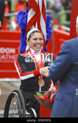 Londra, Regno Unito. 26 apr, 2015. Amanda McGrory (USA) cercando felice come lei ottiene la sua medaglia alla premiazione per le donne del T53/54 gara al denaro Virgin London Marathon, domenica 25 aprile 2015. McGrory è venuto in secondo luogo. Credito: Michael Preston/Alamy Live News Foto Stock