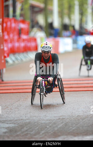 Londra, Regno Unito. 26 apr, 2015. Amanda McGrory (USA) finitura delle donne T53/54 gara al denaro Virgin London Marathon, domenica 25 aprile 2015. McGrory terminato al 3° posto. Dietro di lei è Sandra Graf (SUI). Credito: Michael Preston/Alamy Live News Foto Stock