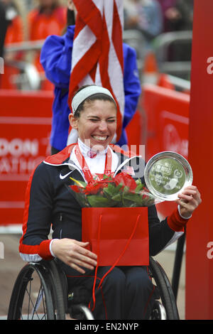 Londra, Regno Unito. 26 apr, 2015. Amanda McGrory (USA) cercando felice dopo aver ottenuto la sua medaglia alla premiazione per le donne del T53/54 gara al denaro Virgin London Marathon, domenica 25 aprile 2015. McGrory è venuto in secondo luogo. Credito: Michael Preston/Alamy Live News Foto Stock