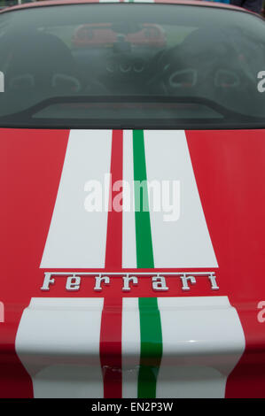 Rosso Ferrari auto di lusso monogramma sul cofano posteriore con strisce bianche Foto Stock