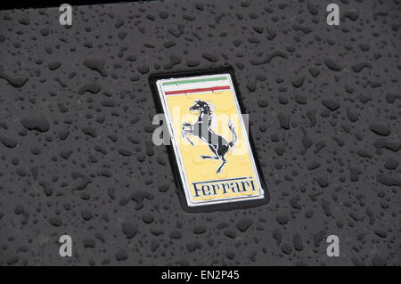 Nero Ferrari auto di lusso monogramma sul cofano posteriore con gocce di pioggia Foto Stock