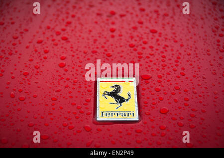 Rosso Ferrari auto di lusso il badge sul cofano anteriore Foto Stock