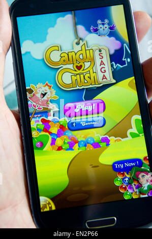 Candy Crush gioco che viene giocato su uno smartphone Foto Stock