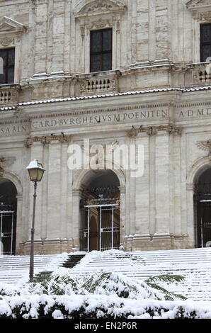 Chiesa di San Gregorio Magno a Roma sotto la neve. Italia Foto Stock