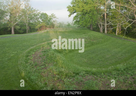 Il Serpent Mound con la mattina presto nebbie e nuvole Foto Stock