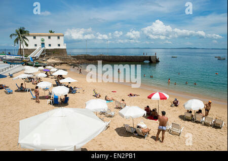 Porto da Barra Beach a Salvador Bahia Brasile cosparso con beachgoers nella parte anteriore del colonial Fort Santa Maria Foto Stock