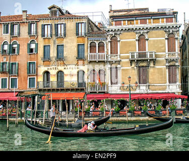 Venezia, Provincia di Venezia, Italia. Il 7 ottobre, 2004. Nel loro tradizionale camicie a righe, gondolieri pole turisti nel loro le gondole del Canal Grande in un tempo-onorata tradizione veneziana. Un sito Patrimonio Mondiale dell'UNESCO, la città di Venezia è una delle più popolari destinazioni turistiche internazionali. © Arnold Drapkin/ZUMA filo/Alamy Live News Foto Stock