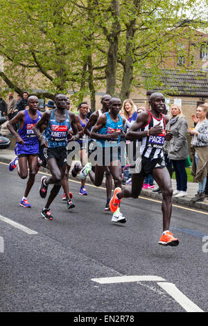 Londra, Regno Unito. Il 26 aprile, 2015. L'elite uomo gara corridori con più tardi uomini vincitore Eliud Kipchoge e detentore del record mondiale di Dennis Kimetto durante la maratona di Londra, a 16,5 miglia di allietare il punto in Mudchute Foto Stock