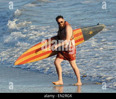 Attore Seth Rogen è bloccare e caricato sulla spiaggia e pronto a navigare per il nuovo film "Zeroville' riprese in Malibu ca. Il comico è stato visto in possesso di una tavola da surf e 2 pistole nelle loro custodie con tronchi di nuoto durante le riprese di una scena al tramonto sulla spiaggia. Il nuovo film è anche prodotto e diretto dal suo buon pal James Franco. Dotato di: Seth Rogen dove: Malibu, California, Stati Uniti quando: 22 Ott 2014