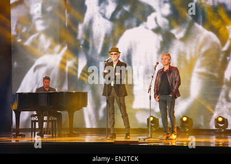 Roma, Italia. Xxv Aprile, 2015. Nazionale Italiana Cantanti e cantautori Francesco De Gregori (L) e Luciano Ligabue esibirsi dal vivo sul palco di "Viva il 25 Aprile', a Piazza del Quirinale a Roma, per commemorare gli uomini che sono morti per la liberazione dell'Italia dal fascismo nel 1945. Credit: Davide Fracassi/Pacific Press/Alamy Live News Foto Stock