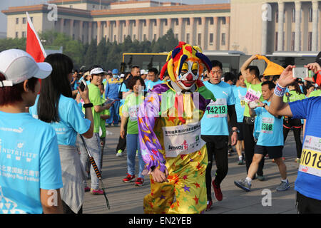 Beijing, Pechino, CHN, Cina. 26 apr, 2015. Shanghai, Cina - 26 APR 2015: (solo uso editoriale. Cina OUT) oltre 20.000 gli amanti della esecuzione di prendere parte nel 2015 Beijing International Festival in esecuzione. Credito: SIPA Asia/ZUMA filo/Alamy Live News Foto Stock