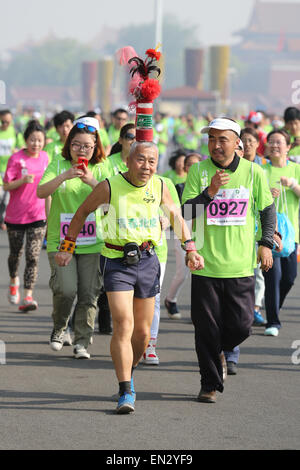 Beijing, Pechino, CHN, Cina. 26 apr, 2015. Shanghai, Cina - 26 APR 2015: (solo uso editoriale. Cina OUT) oltre 20.000 gli amanti della esecuzione di prendere parte nel 2015 Beijing International Festival in esecuzione. Credito: SIPA Asia/ZUMA filo/Alamy Live News Foto Stock