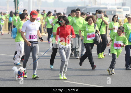 Beijing, Pechino, CHN, Cina. 26 apr, 2015. Shanghai, Cina - 26 APR 2015: (solo uso editoriale. Cina OUT) oltre 20.000 gli amanti della esecuzione di prendere parte nel 2015 Beijing International Festival in esecuzione. Credito: SIPA Asia/ZUMA filo/Alamy Live News Foto Stock