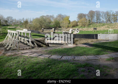 Boto X Lock Kennet and Avon Canal alla sommità della collina di Caen in Devizes Foto Stock