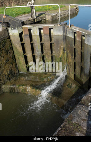 L'acqua comincia a versare attraverso cancelli di blocco sul Kennet and Avon Canal a Caen Hill in Devizes Foto Stock