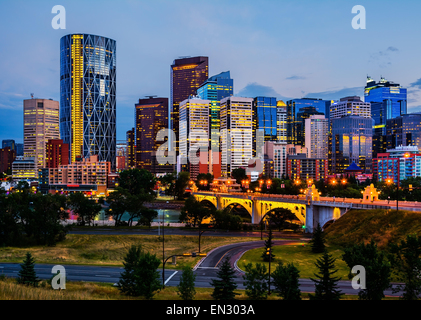 Edifici nel centro di Calgary di notte Foto Stock