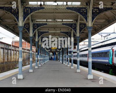 La stazione ferroviaria di Norwich piattaforma 1 guardando verso l'edificio della stazione con maggiore Abellio Anglia treno elettrico in corrispondenza della piattaforma 3. Foto Stock