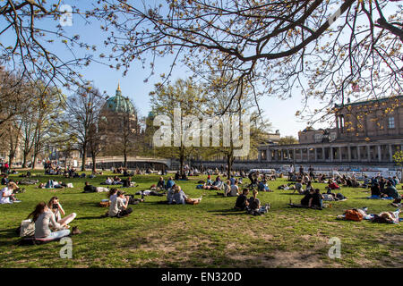 James Simon Park, lungo il fiume Spree, persone godendo il sole di primavera a Berlino, Germania Foto Stock