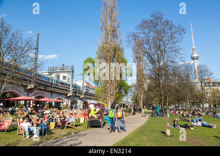 James Simon Park, lungo il fiume Spree, persone godendo il sole di primavera a Berlino, Germania Foto Stock
