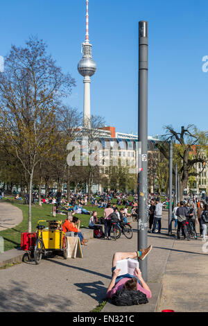 James Simon Park, lungo il fiume Spree, persone godendo il sole di primavera a Berlino, Germania Foto Stock