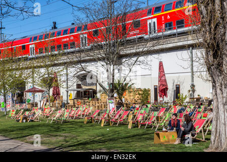 Aria aperta café, ristorante, 'Ampelmann', chiamato dopo la figura sul traffico pedonale luci da Berlino Est, treno, Foto Stock