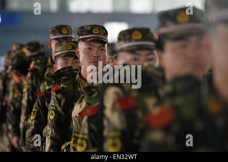 Lanzhou, la Cina della provincia di Gansu. 27 apr, 2015. Preparare i soldati a bordo di un treno a Lanzhou Stazione Ferroviaria Ovest a Lanzhou, a nord-ovest della Cina di Provincia di Gansu, 27 aprile 2015. Un team di ingegneria di 61 soldati sono stati spediti da Lanzhou alle aree del disastro nel sud-ovest della Cina di regione autonoma del Tibet per opera di soccorso nelle regioni colpite dal forte terremoto che ha colpito il Regno del Nepal sul Sabato, hanno detto le autorità lunedì. Credito: Chen Bin/Xinhua/Alamy Live News Foto Stock