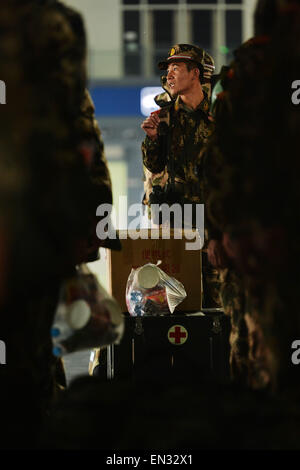 Lanzhou, la Cina della provincia di Gansu. 27 apr, 2015. Preparare i soldati a bordo di un treno a Lanzhou Stazione Ferroviaria Ovest a Lanzhou, a nord-ovest della Cina di Provincia di Gansu, 27 aprile 2015. Un team di ingegneria di 61 soldati sono stati spediti da Lanzhou alle aree del disastro nel sud-ovest della Cina di regione autonoma del Tibet per opera di soccorso nelle regioni colpite dal forte terremoto che ha colpito il Regno del Nepal sul Sabato, hanno detto le autorità lunedì. Credito: Chen Bin/Xinhua/Alamy Live News Foto Stock