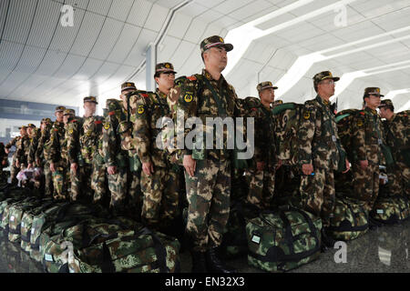 Lanzhou, la Cina della provincia di Gansu. 27 apr, 2015. Preparare i soldati a bordo di un treno a Lanzhou Stazione Ferroviaria Ovest a Lanzhou, a nord-ovest della Cina di Provincia di Gansu, 27 aprile 2015. Un team di ingegneria di 61 soldati sono stati spediti da Lanzhou alle aree del disastro nel sud-ovest della Cina di regione autonoma del Tibet per opera di soccorso nelle regioni colpite dal forte terremoto che ha colpito il Regno del Nepal sul Sabato, hanno detto le autorità lunedì. Credito: Chen Bin/Xinhua/Alamy Live News Foto Stock