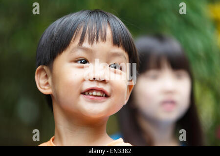 Incantevoli sono i bambini a giocare al di fuori Foto Stock