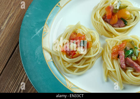 Spirale squash spaghetti tagliatelle con salsiccia e salsa di verdure . Foto Stock