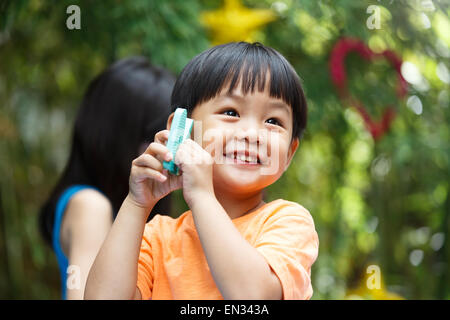 Incantevoli sono i bambini a giocare al di fuori Foto Stock