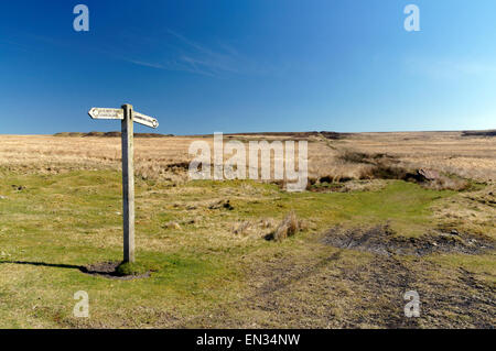 Il sentiero direzione segno posto sulla collina sopra Blaenavon, Lancaster, South Wales, Regno Unito. Foto Stock