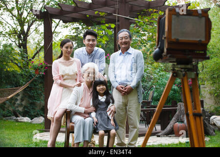 La famiglia felice in fotografia all'aperto Foto Stock