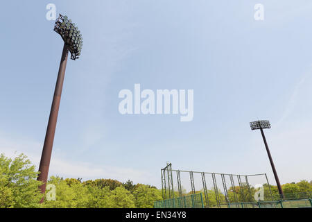 I pali della luce nello stadio, spotlight per la luminosità alla notte Foto Stock