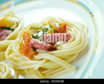 Spirale squash spaghetti tagliatelle con salsiccia e salsa di verdure . Foto Stock