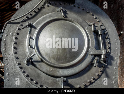 Dettaglio anteriore di un motore a vapore caldaia porta. Foto Stock