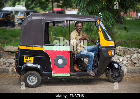 In rickshaw driver, Fort Kochi, Kerala, India Foto Stock