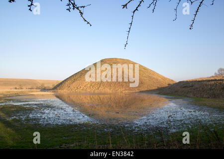 Più grande struttura preistorica in Europa Silbury Hill tumulo, Wiltshire, Inghilterra, Regno Unito Foto Stock