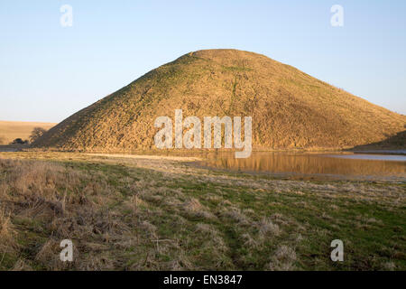 Più grande struttura preistorica in Europa Silbury Hill tumulo, Wiltshire, Inghilterra, Regno Unito Foto Stock