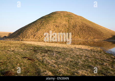 Più grande struttura preistorica in Europa Silbury Hill tumulo, Wiltshire, Inghilterra, Regno Unito Foto Stock