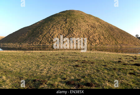 Più grande struttura preistorica in Europa Silbury Hill tumulo, Wiltshire, Inghilterra, Regno Unito Foto Stock