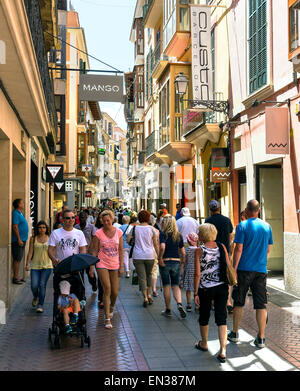 Stradina nel centro storico con molti negozi, Palma de Mallorca, Maiorca, isole Baleari, Spagna Foto Stock