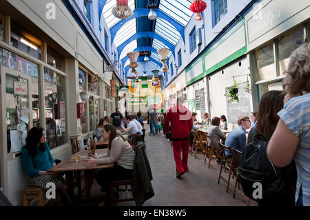 La gentrification di Brixton nel villaggio di Brixton Granville arcade il mercato coperto Foto Stock