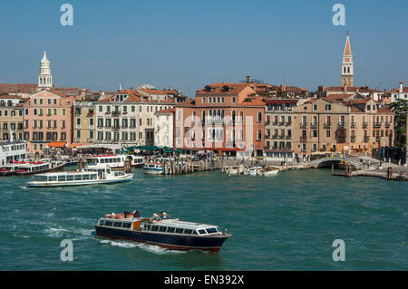 Venezia/Italia 27 settembre 2006 l'acqua taxi e autobus di fronte a piazza san marco Foto Stock