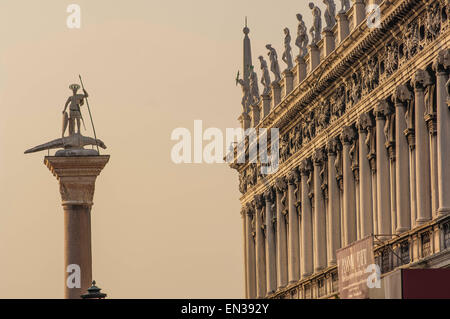 Venezia/Italia 27Settembre 2006 - Alba in Piazza San Marco, vicino shot di San Teodoro sulla colonna occidentale Foto Stock